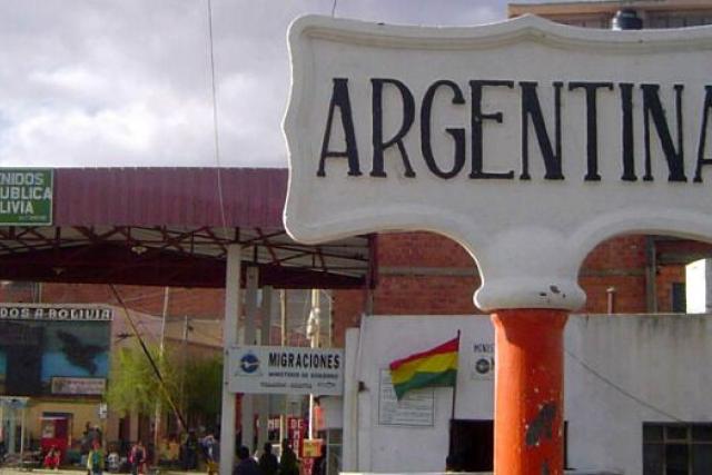 Argentina planean cobrar salud y educación universitaria a extranjeros