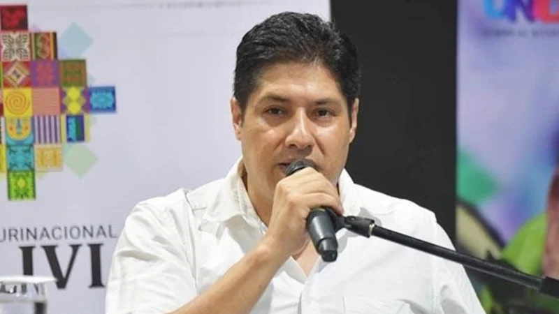 Arce destituye al ministro de Medio Ambiente y Agua