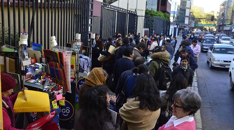 Largas filas marcan el inicio de las inscripciones escolares en el país