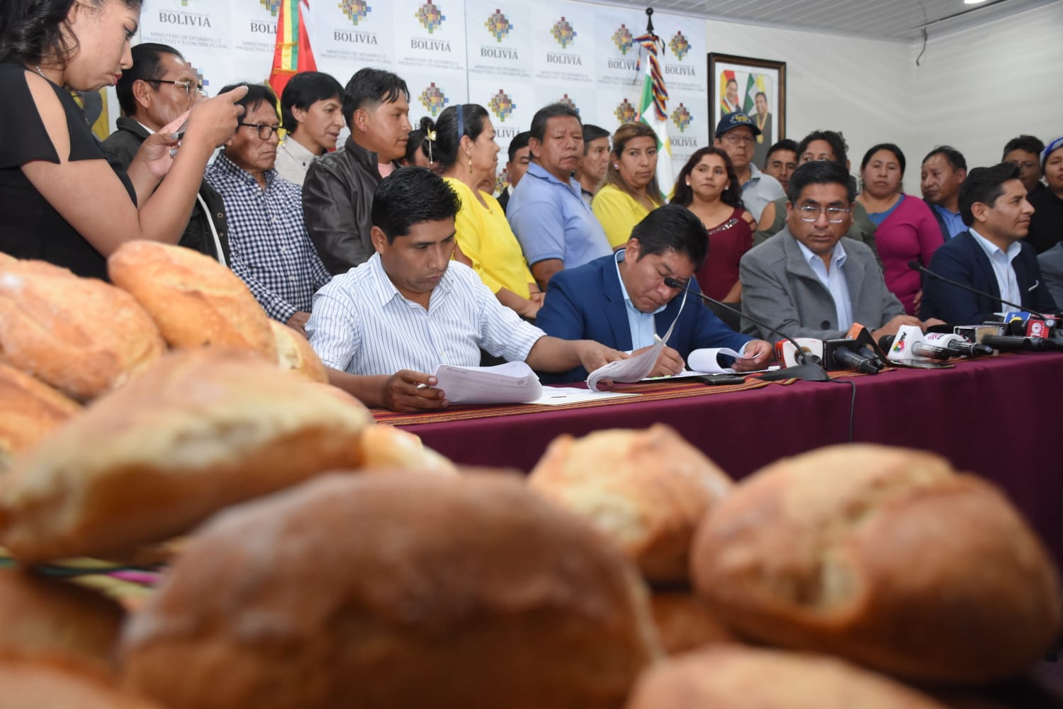 Gobierno subvencionará insumos clave para mantener el pan a Bs 0,50