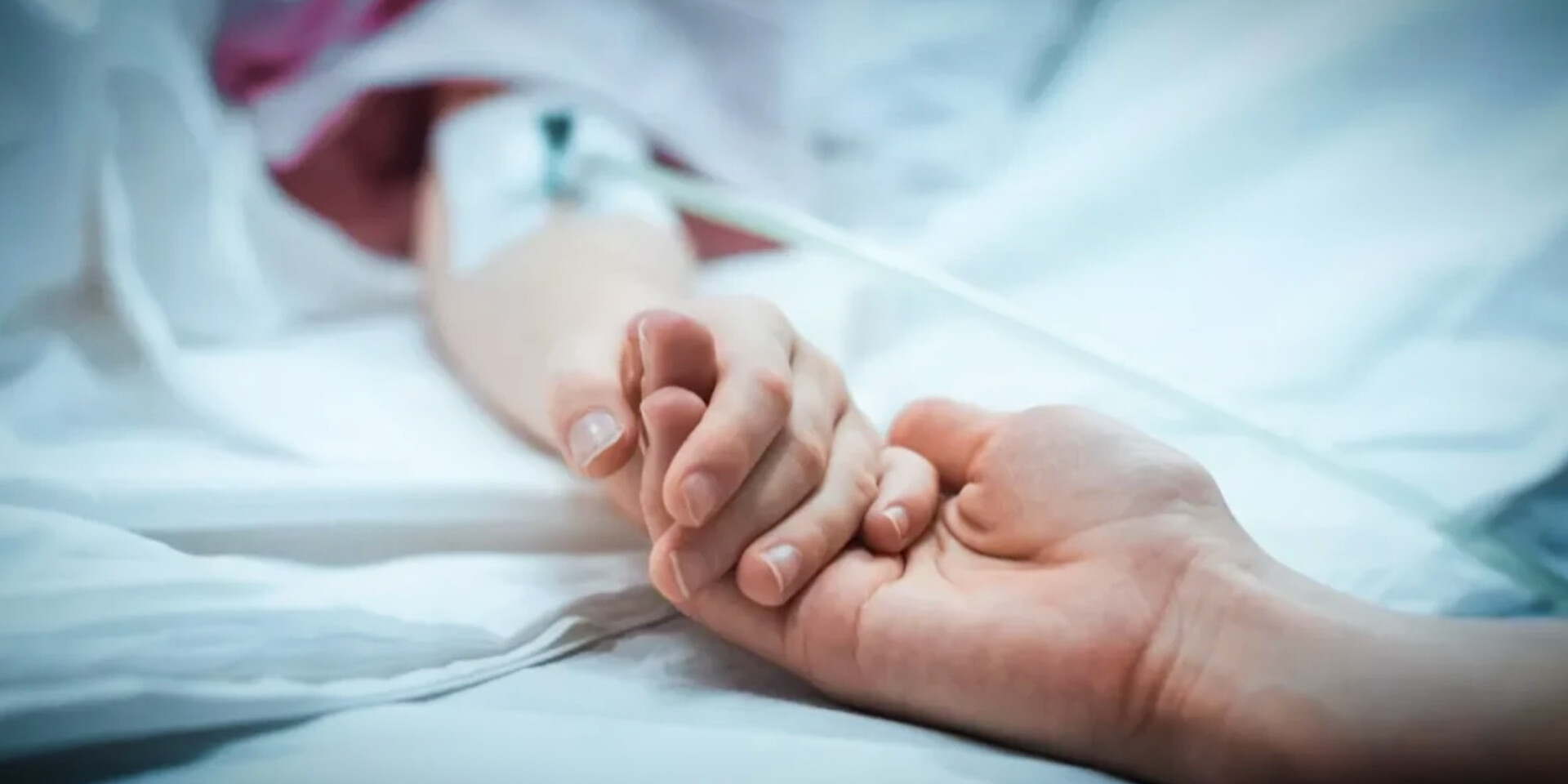 La Alcaldía de La Paz refuerza su campaña de prevención contra la meningitis tras los recientes casos registrados en el país. Pamela Berríos, directora de Salud del municipio, destacó que la enfermedad puede confundirse con un resfriado, pero síntomas como fiebre alta, vómitos y rigidez en el cuello son señales de alerta. “La prevención es nuestra mejor herramienta. Estamos trabajando para garantizar que ningún caso pase desapercibido”, afirmó Berríos, quien recordó la importancia de la vacuna pentavalente, incluida en el Programa Ampliado de Inmunizaciones, que protege contra varias bacterias causantes de la enfermedad. La campaña también fortalece la vigilancia epidemiológica y el acceso a la vacunación en los centros de salud del municipio. “Recomendamos acudir al médico ante cualquier síntoma sospechoso y evitar la automedicación. Un diagnóstico temprano puede salvar vidas”, enfatizó la autoridad. Con estas acciones, la Alcaldía busca proteger a la población y prevenir más pérdidas humanas por esta grave enfermedad.