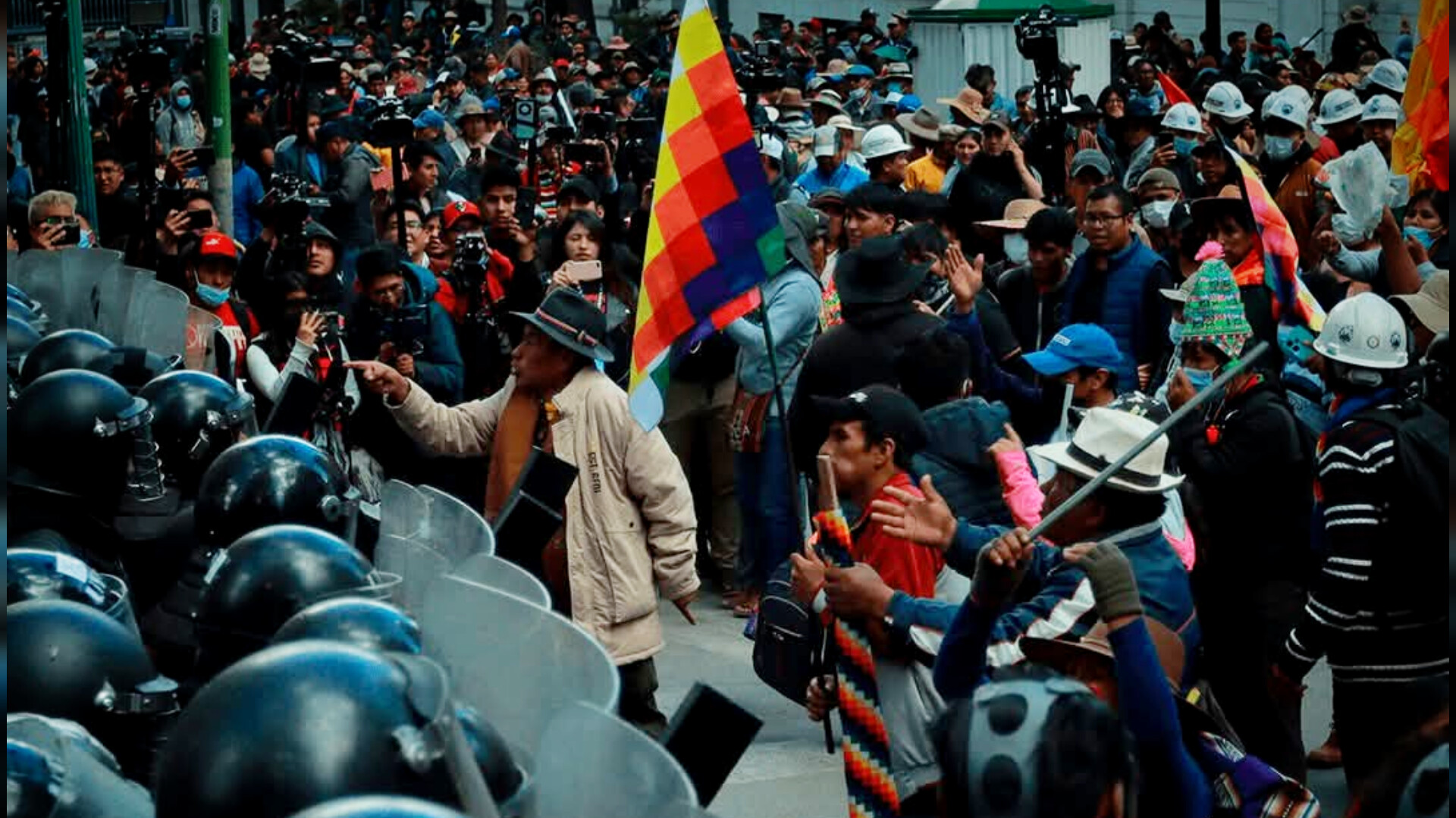 Tensión en La Paz: Marchistas Evistas y Policía se Enfrentan a Dos Cuadras de la Plaza Murillo