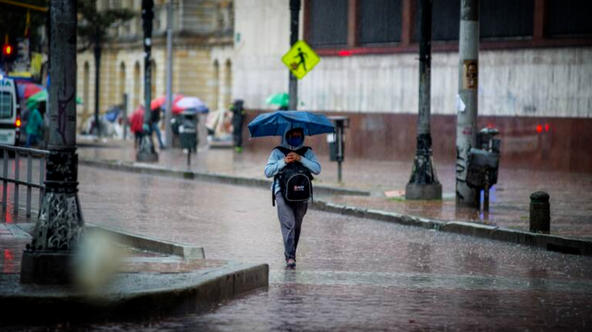Precauciones en lluvias: manténgase lejos de cables, postes y antenas