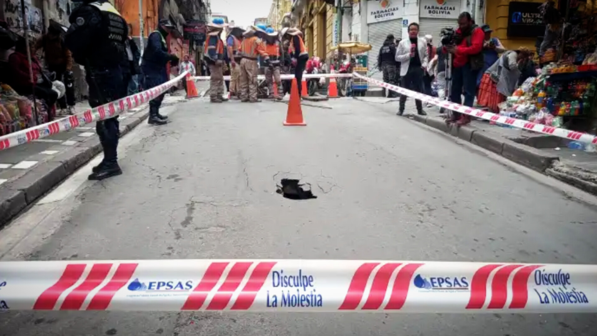 Cierran la calle Jenaro Sanjinés en La Paz por sifonamiento