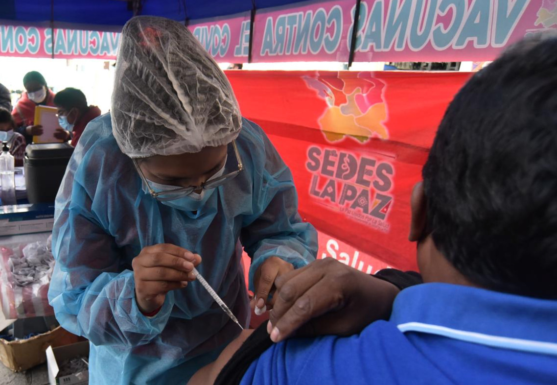 Autoridades advierten bajo interés en vacunarse contra el COVID-19
