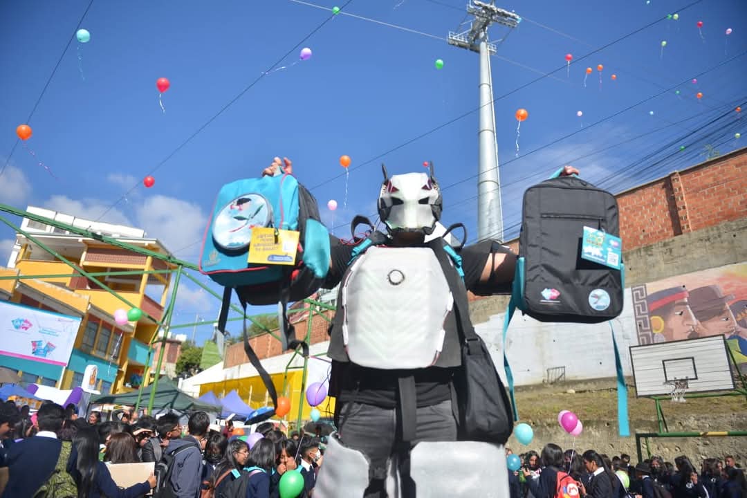 Estudiantes de La Paz inician clases con desayuno escolar y Mochilator 2.5