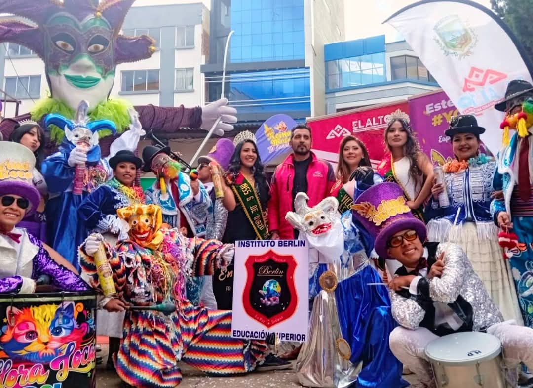 El Carnaval Alteño arranca con la llegada del ch’uta, la cholita y el pepino en helicóptero