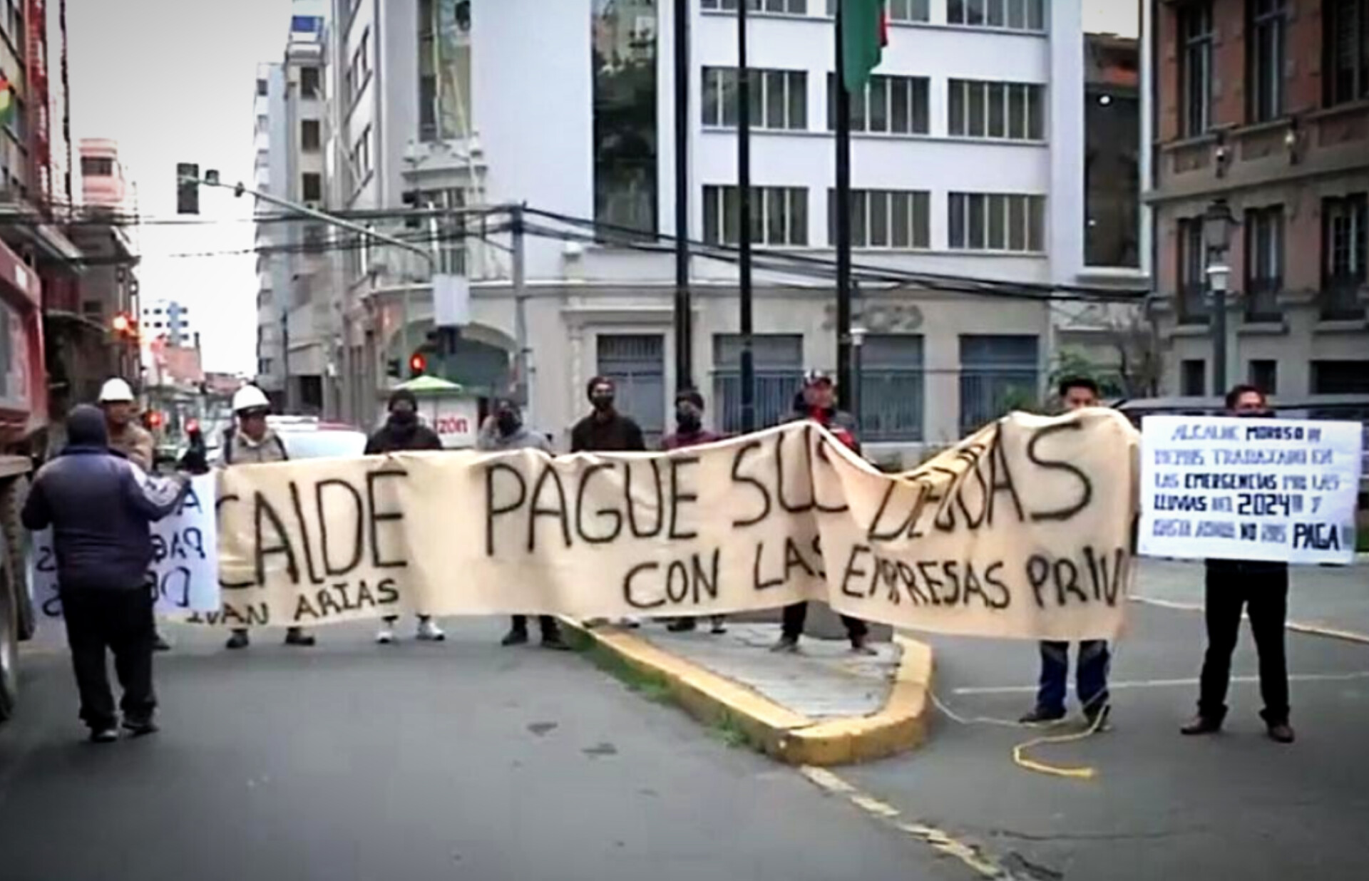 Empresas bloquean La Paz por falta de pago