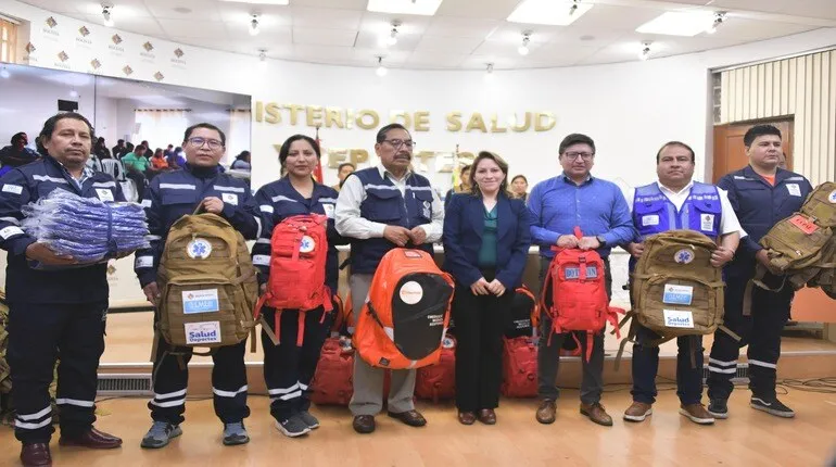 Médicos de emergencia reciben equipo especializado para enfrentar incendios y más