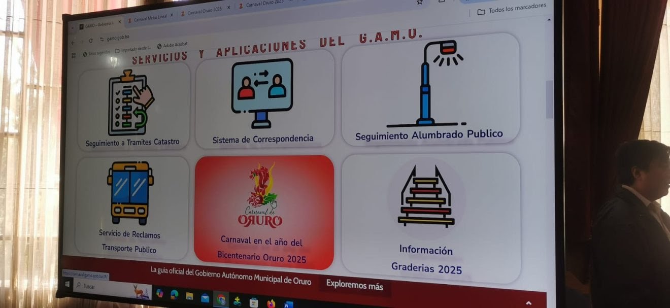 La Alcaldía de Oruro presentó la aplicación “Carnaval en el año del Bicentenario Oruro 2025”, una herramienta digital que permite seguir de cerca la festividad. Disponible en la página web del Gobierno Autónomo Municipal de Oruro (GAMO), la app incluye información sobre el recorrido de los conjuntos folklóricos, rutas gastronómicas, puntos de escape y la historia de las danzas. El jefe de la Unidad Sistema del GAMO, Gustavo Morejón, destacó que la aplicación brinda detalles que antes solo se difundían en afiches, pero ahora están al alcance de cualquier dispositivo móvil. Entre sus funciones principales, permite seguir el ingreso de los conjuntos en tiempo real mediante GPS y acceder a un menú con información sobre lugares de interés, videos, rutas alternas y bloqueos, además de una lista de taxis disponibles. Más que solo el desfile La app no solo ofrece datos sobre el recorrido del Carnaval, sino que también facilita información sobre servicios de salud, farmacias y centros policiales en la zona. Además, incorpora una ruta gastronómica con opciones de hospedaje fuera del área céntrica y detalles sobre horarios de atención y ofertas de comida para los visitantes. Las rutas de bloqueos y salidas de emergencia están identificadas con distintos colores en el mapa interactivo, asegurando una experiencia más organizada para locales y turistas. Esta herramienta estará disponible hasta una semana después del Carnaval, permitiendo que los visitantes continúen explorando la ciudad y disfrutando de la festividad con toda la información en la palma de su mano.