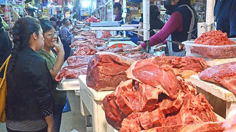 Gobierno reporta baja en los precios del pollo y la carne de res