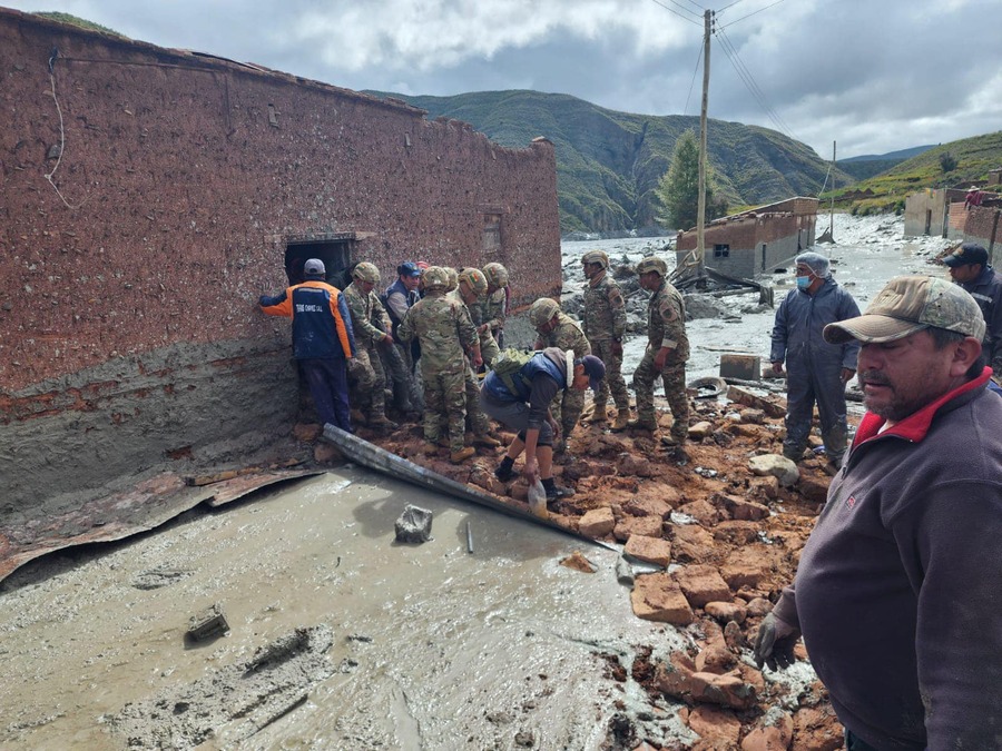 Gobierno despliega militares para ayudar a familias afectadas por inundación en Potosí