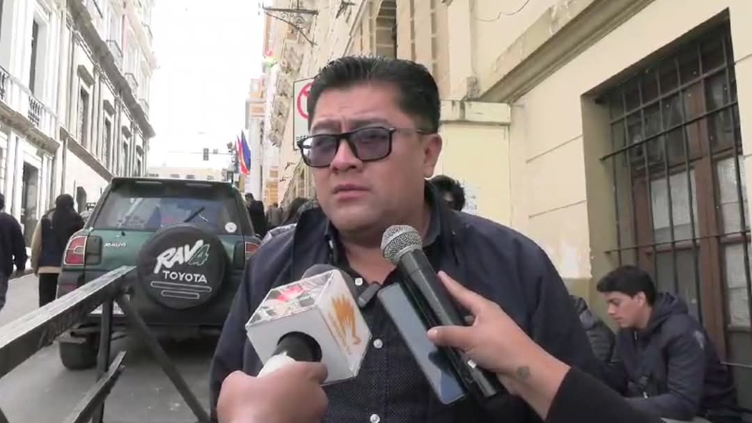 El secretario Municipal de Gestión Institucional, Rury Balladares, recordó que gran parte del transporte público en El Alto funciona con gas natural y no con diésel, en medio del paro de choferes que mantiene la ciudad bloqueada. “Hablé con los transportistas y les dije que la mayoría usa gas natural. Ellos lo confirmaron, pero argumentaron que los costos han subido y quieren ser solidarios con sus compañeros”, explicó Balladares en una entrevista radial. A pesar de los bloqueos en al menos 30 puntos de la ciudad, los surtidores de gas natural operan con normalidad. El problema principal, según Balladares, es el desabastecimiento de diésel y gasolina, que ha generado largas filas de hasta 30 cuadras en las estaciones de servicio. Además del paro de choferes, la Federación de Juntas Vecinales (Fejuve) del Sur bloquea el Distrito 8 por la escasez de combustible. Por otro lado, un grupo de Ponchos Rojos se moviliza hacia La Paz para protestar por la crisis económica. El Gobierno podría convocar a los transportistas a una reunión en la tarde para abordar el conflicto.