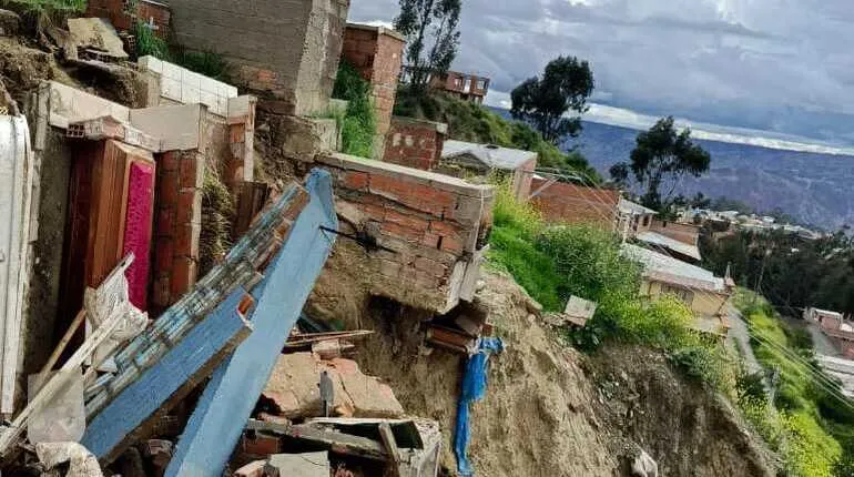 La tarde del domingo, parte del Cementerio Clandestino de Ovejuyo se deslizó, dejando varias sepulturas al descubierto. Aún no se ha confirmado cuántos nichos y cuerpos fueron afectados. Según Erika Endara, directora de la Entidad Descentralizada de La Paz, el deslizamiento fue provocado por filtraciones de agua en la zona. Este cementerio no está regularizado y se encuentra en un área verde de propiedad municipal, siendo administrado por el alcalde comunitario. A pesar de su estatus ilegal, la Alcaldía acudió al lugar para evaluar la situación y brindar apoyo. Sin embargo, el alcalde comunitario no pudo presentarse por falta de tiempo. El incidente ocurrió alrededor de las 17:00 horas, y fueron los vecinos quienes reportaron la emergencia a la Red 114. La falta de iluminación en el sector dificulta la inspección, por lo que aún no se tiene un registro exacto de los afectados.
