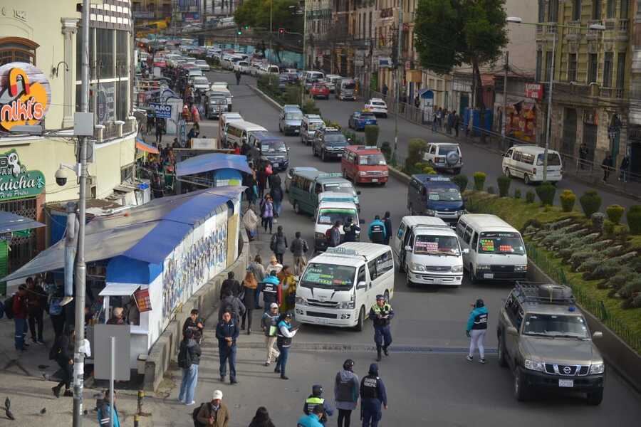Choferes de La Paz anuncian paro de 48 horas por falta de combustible