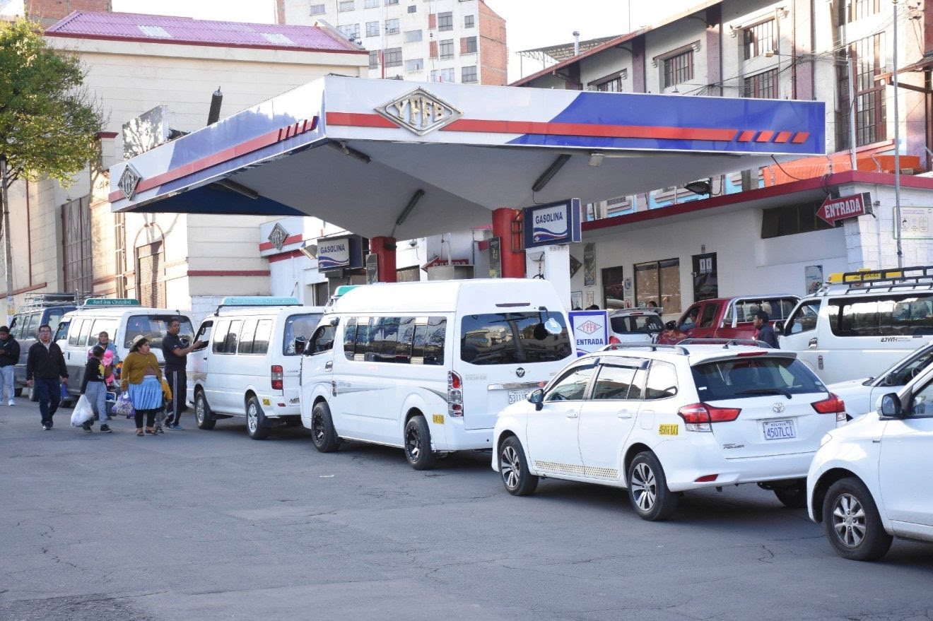 Filas por Combustible Disminuyen en La Paz Gracias a la Llegada de Nuevos Surtidores