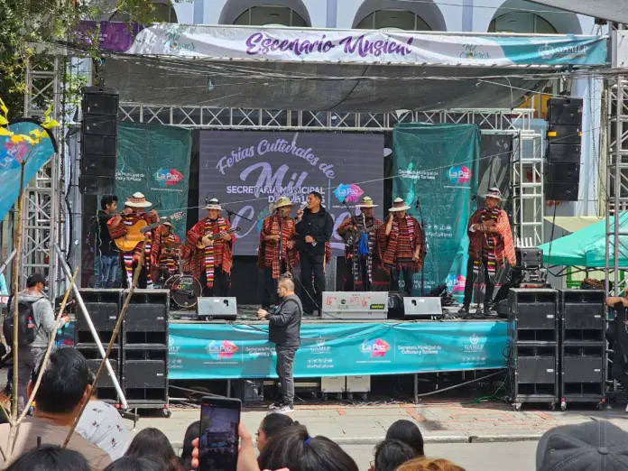 A partir de abril, El Prado de La Paz será el escenario de las esperadas Ferias Culturales Dominicales de Mil Colores del Bicentenario. Si eres artesano, productor, librero, artista o miembro de un grupo cultural, ¡esta es tu oportunidad! La convocatoria ya está abierta y puedes inscribirte para ser parte de esta fiesta cultural. La convocatoria está abierta no solo para artistas y feriantes, sino también para grupos culturales, comunidades autóctonas, instituciones educativas, de salud y medicina tradicional, y organizaciones de la sociedad civil. Para participar, solo necesitas completar el formulario adecuado: Expositores (feriantes y artesanos): Formulario de solicitud de espacios Artistas (escenarios): Formulario de solicitud para artistas Si tienes dudas o necesitas ayuda con el proceso de inscripción, puedes acercarte a la Unidad de Apoyo a las Economías Creativas y Promoción Cultural en la Casa Municipal de las Culturas Franz Tamayo (cuarto piso). Están ubicados en la avenida Mariscal Santa Cruz esquina calle Potosí y atienden de lunes a viernes, de 09:00 a 16:00. ¡No te pierdas la oportunidad de ser parte de este evento lleno de arte, cultura y tradición! Las ferias concluirán en octubre y contarán con diversos escenarios: Escenario Musical: Para artistas y grupos musicales de todos los géneros. Escenario Adulto Mayor: Dedicado a música clásica, danzas y tango para el público adulto mayor. Escenario de Danza: Para agrupaciones y elencos de danza. Escenario de Identidades Urbanas: Para grupos de rock, hip hop y rap, así como presentaciones de colectivos relacionados con identidades urbanas. Escenario Infantil, Teatro y Poesía: Pensado para elencos de teatro, poesía, música y danza infantil. ¡Aprovecha esta increíble oportunidad para mostrar tu talento y ser parte de un evento único en la ciudad!