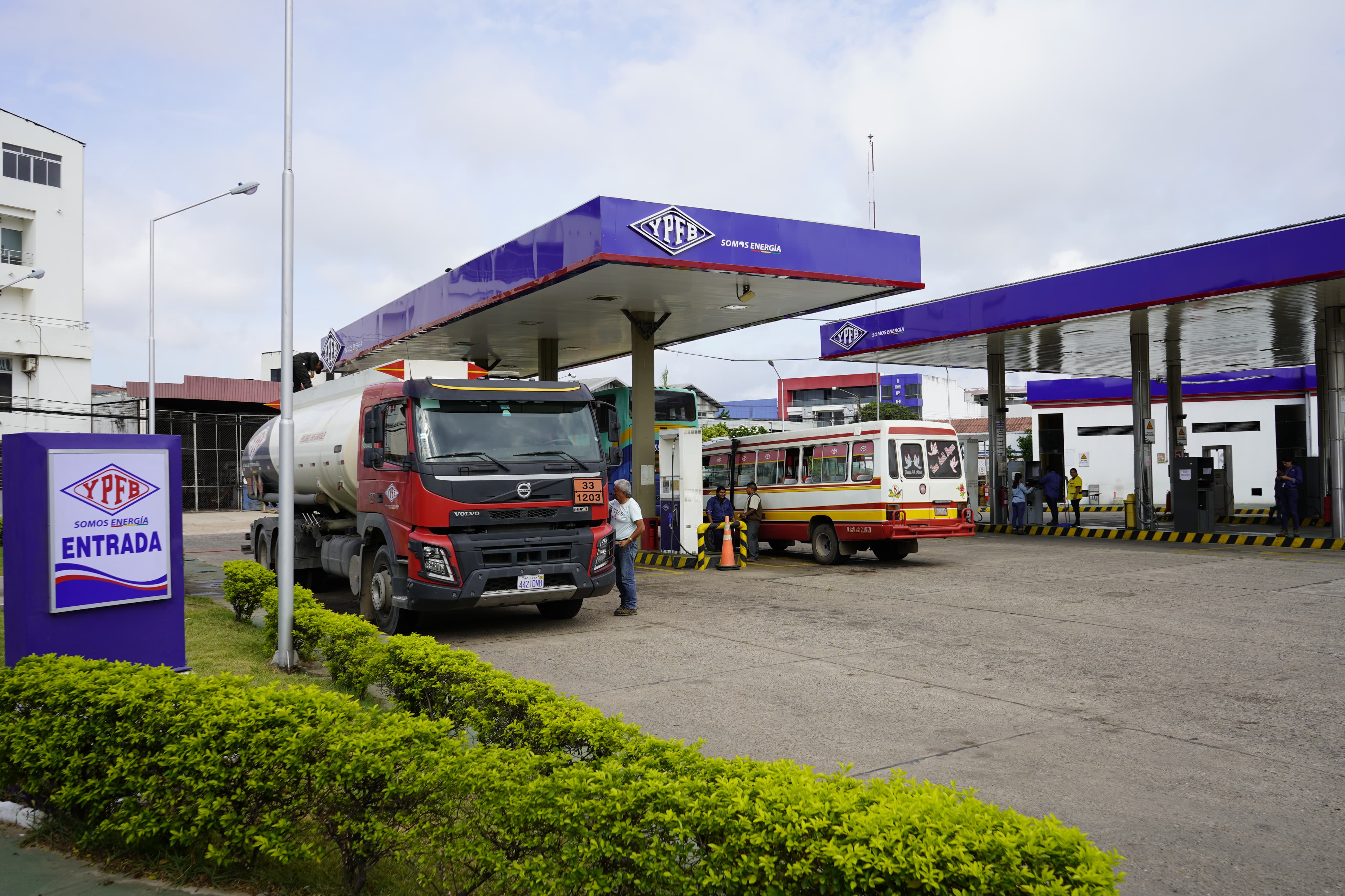 YPFB asegura reducción de filas y abastecimiento de combustible