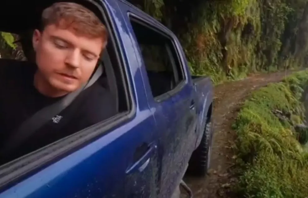 MrBeast sobrevive a la "carretera de la muerte" en Bolivia y hasta aprovecha para vender chocolates