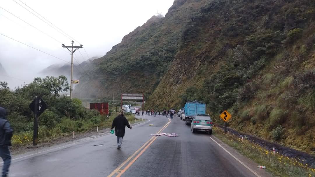 Transportistas de los Yungas bloquean rutas en protesta por falta de combustible