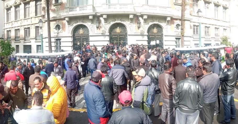 Choferes de La Paz anuncian paro indefinido y bloqueos masivos contra ley que congela tarifas