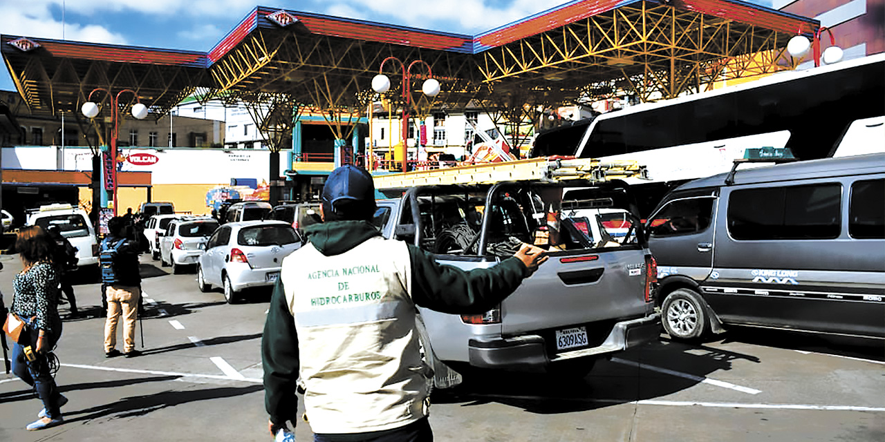 La ANH culpa a la especulación por las filas en surtidores y niega escasez de combustible