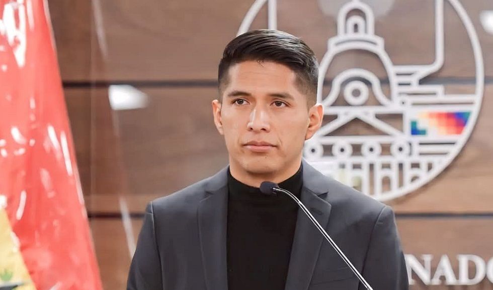 Andrónico se acerca a una posible candidatura presidencial y promete decisión en dos semanas