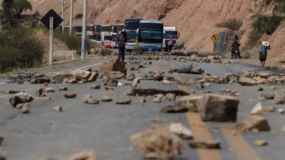 Bloqueos evistas generan más de Bs 774 mil en pérdidas por peajes y elevan el precio de la canasta familiar