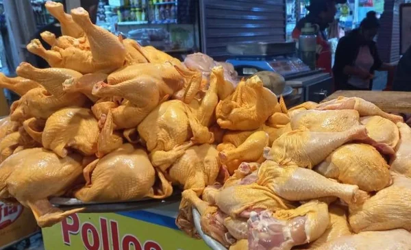 Sube el pollo a Bs 34 en La Paz por bloqueos