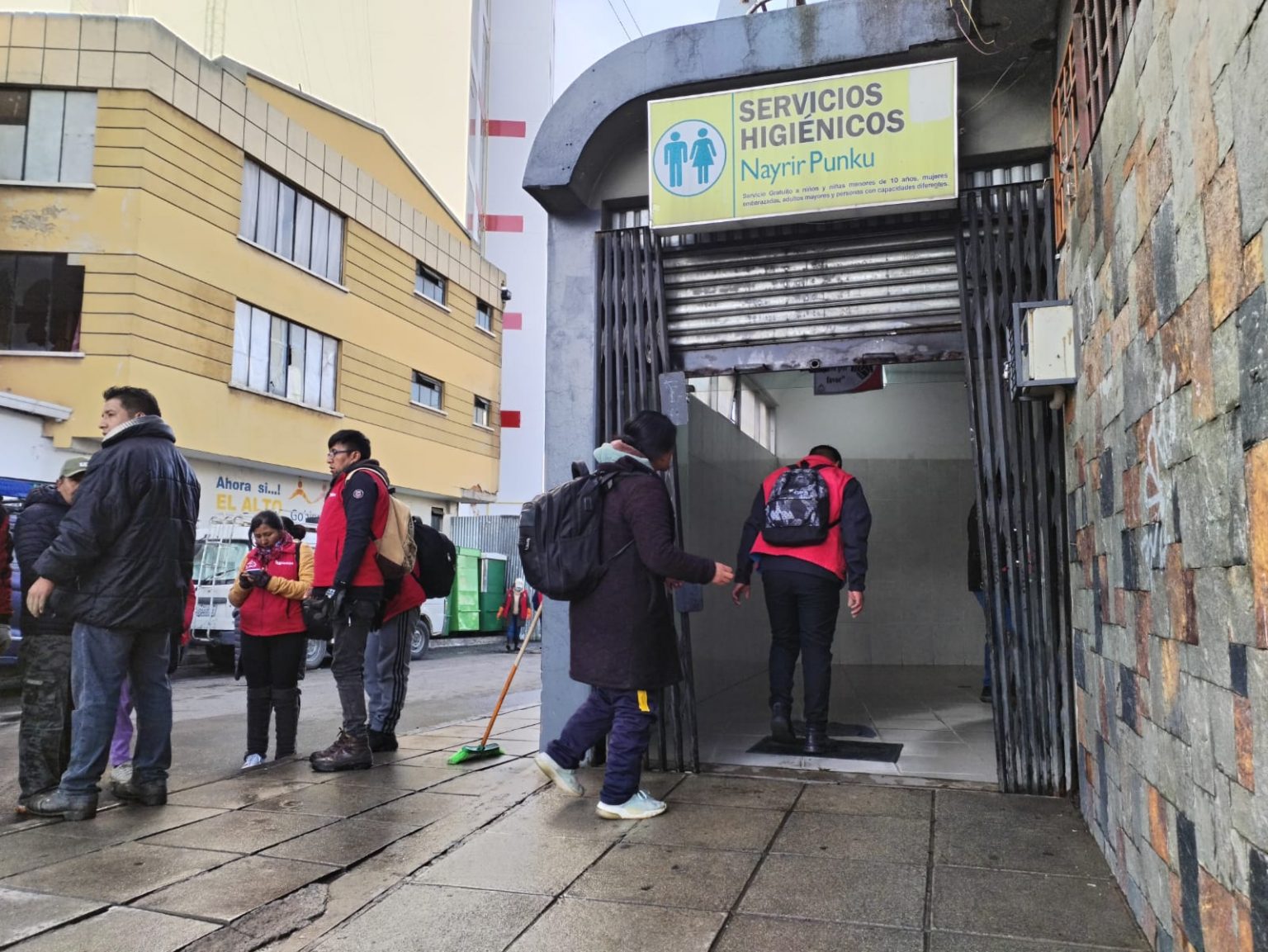 Alcaldía de El Alto asegura que baños públicos seguirán costando Bs 1 y advierte controles