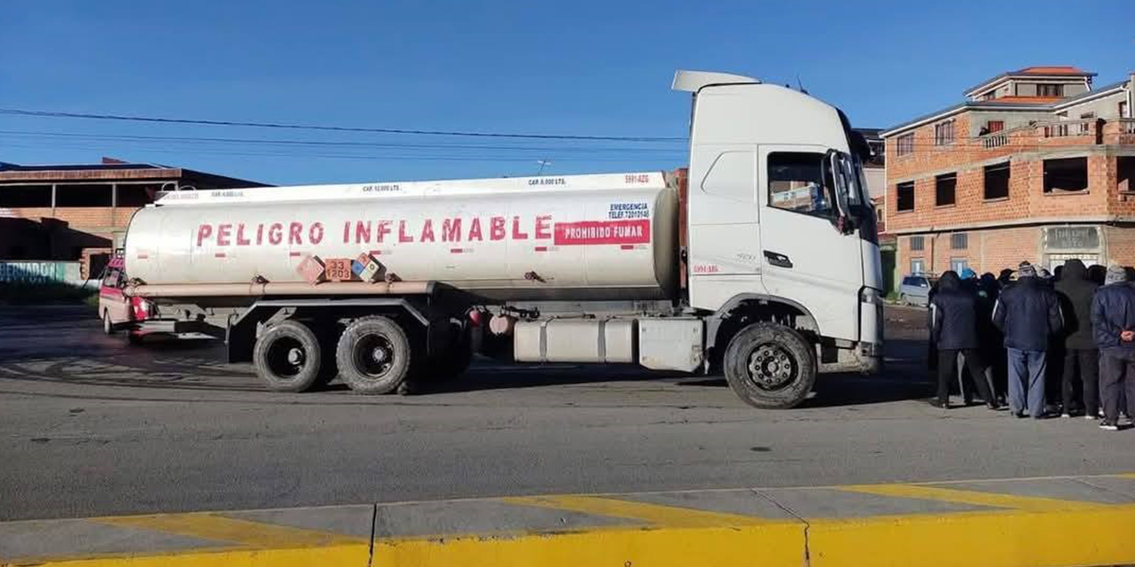 Distribuirán 77 millones de litros de combustible esta semana pese a los bloqueos