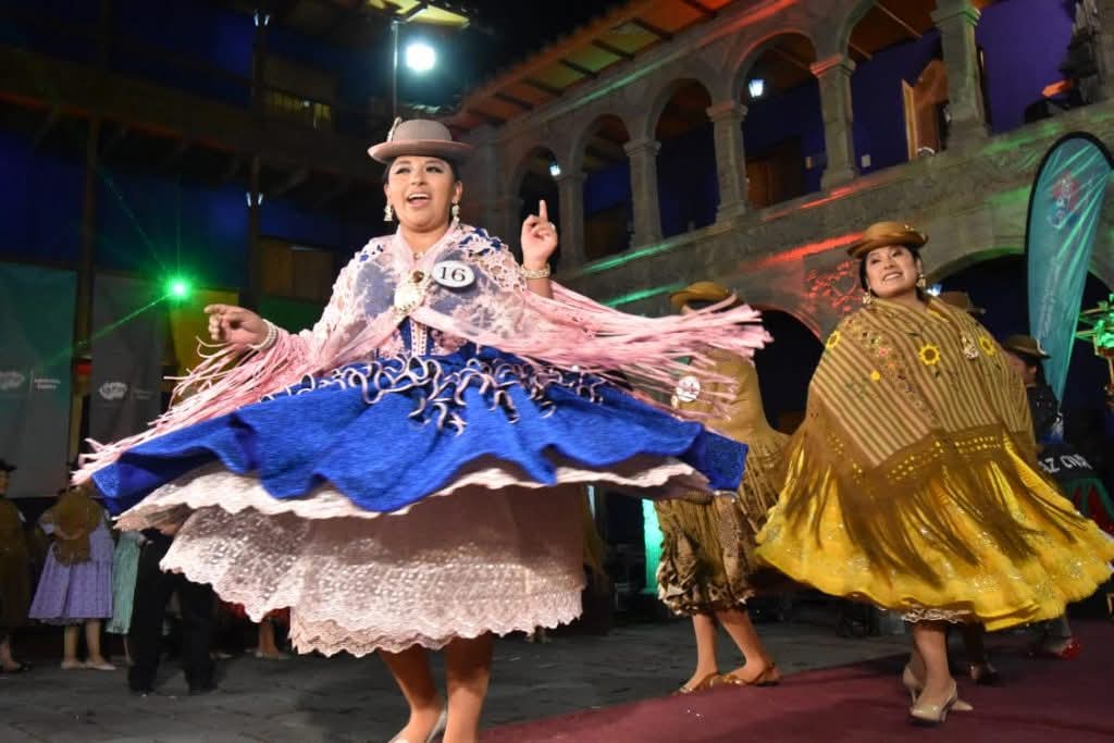 Este viernes 21 de junio, el corazón del centro paceño vivirá una jornada de tradición y orgullo cultural con la elección de la “Cholita Paceña y Cholita Kurmi Centro”. La cita será a partir de las 17:00 en el Museo Tambo Quirquincho, donde jóvenes de entre 18 y 30 años demostrarán que ser cholita es mucho más que un traje: es historia, legado y fuerza. La convocatoria sigue abierta y las interesadas aún pueden inscribirse presentando su carnet de identidad y certificado de nacimiento. Así lo informó Ana Villamor, encargada de Atención Integral de la Subalcaldía Centro, quien remarcó que el objetivo es “rescatar la esencia de la chola paceña y encontrar a sus representantes”. Las ganadoras de esta etapa pasarán directamente a la gran final del certamen que elegirá a la “Cholita Paceña y Cholita Kurmi del Bicentenario 2025”, programada para el 27 de junio en el Espacio Sociocultural Jardín Japonés. Una de las participantes que ya se perfila como favorita es Teresa Mayta, quien destacó su orgullo por tener raíces en dos comunidades del departamento. “Quiero transmitir el legado de mis abuelos y padres. Representar a la cholita con identidad, carácter y conocimiento”, expresó. Por su parte, Fanny Mamani, actual Cholita Paceña y representante del macrodistrito Centro, hizo un llamado a las nuevas generaciones: “No dejemos que se pierdan nuestras raíces ni nuestro idioma”. ¿Qué se necesita para participar? Las candidatas deben hablar español y tener la capacidad de comunicarse en aymara o quechua. Además, deben presentarse en el evento con la vestimenta completa de la chola paceña: manta, pollera, blusa, joyas, sombrero y zapatos típicos. Este detalle no es solo parte del atuendo, sino una forma viva de mantener y celebrar nuestras costumbres. Este evento no es un concurso cualquiera, es una celebración del alma paceña.