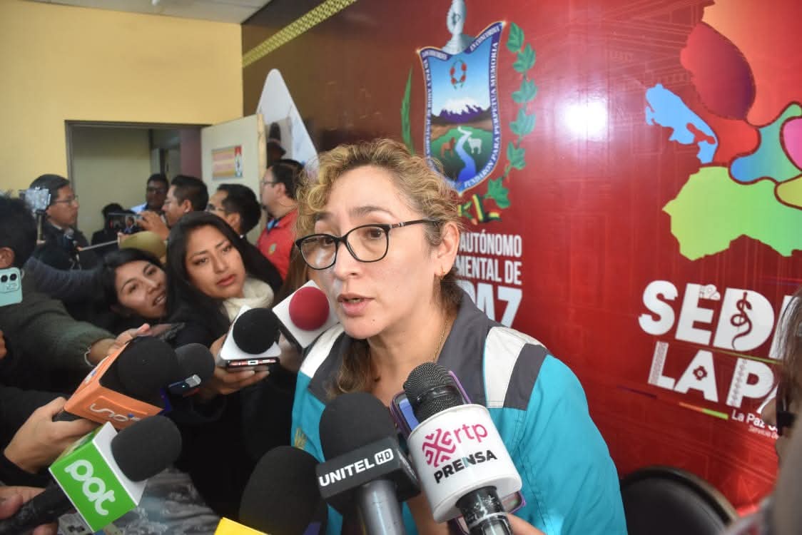 El invierno llegó con fuerza a La Paz y las bajas temperaturas ya preocupan. Por eso, desde la Dirección Municipal de Salud y Deportes se lanzó una recomendación clara: adelantar el receso escolar para proteger la salud de los estudiantes. Actualmente, el calendario del Ministerio de Educación establece que las vacaciones de invierno empiecen el 7 de julio y duren dos semanas. Pero con las temperaturas cayendo hasta -2 °C y -4 °C en los últimos días, autoridades locales consideran que lo mejor sería adelantar ese descanso. “El frío se ha intensificado y estamos oficialmente en invierno. Como municipio, creemos necesario que las vacaciones comiencen antes”, expresó Fátima Verduguez, directora municipal del área. El objetivo principal es prevenir el aumento de las Infecciones Respiratorias Agudas (IRA), que tienden a dispararse en esta temporada. Por eso también se pide a la población mantener las medidas de bioseguridad: lavarse las manos, usar alcohol en gel, alimentarse bien y abrigarse antes de salir de casa. Según el pronóstico del Servicio Nacional de Meteorología e Hidrología (Senamhi), las bajas temperaturas seguirán: este martes se espera una mínima de -4 °C y para los siguientes días, mínimas de -3 °C.