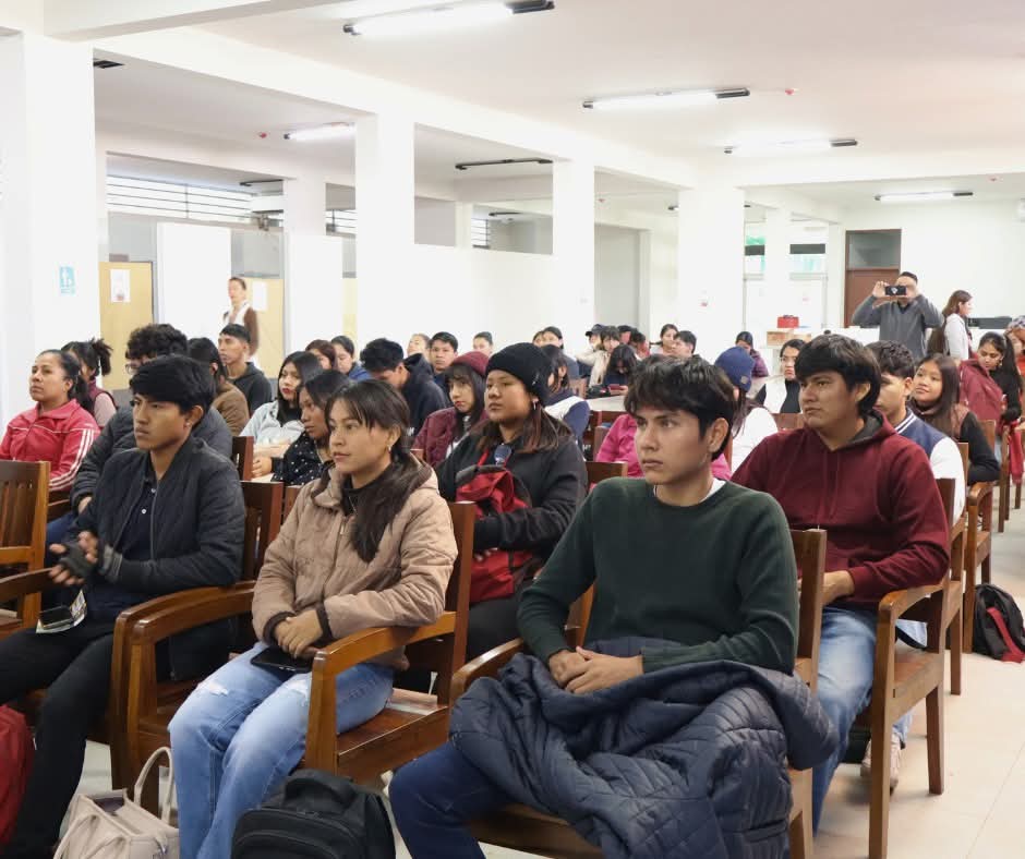 Abren 300 becas para cursos de idiomas en el Programa Joven Paceño Bilingüe