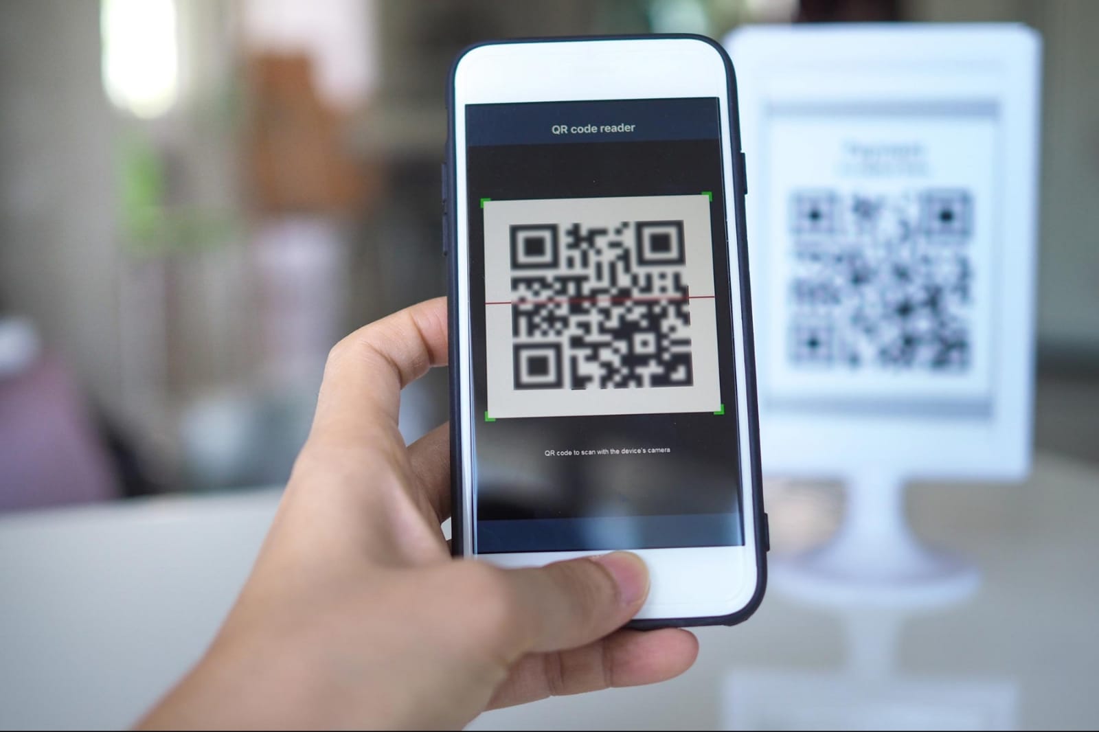 ¿Cómo evitar estafas digitales al pagar por QR con el celular?