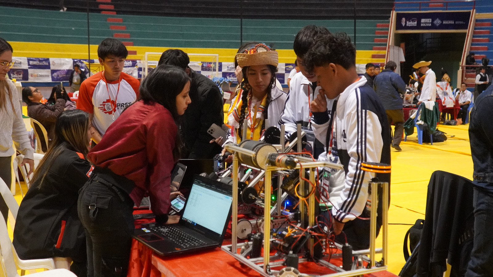 Jóvenes bolivianos construyen el futuro con robots y ENDE los impulsa rumbo al First Global Challenge