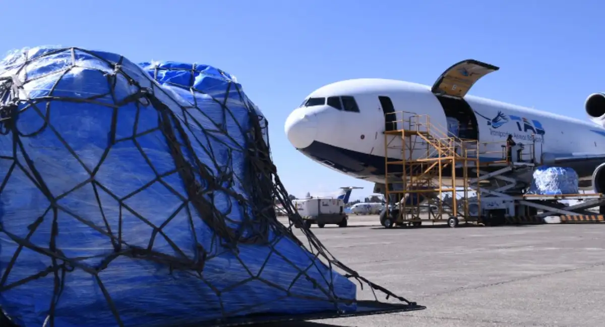 Gobierno mantiene puente aéreo por persistencia de bloqueos evistas