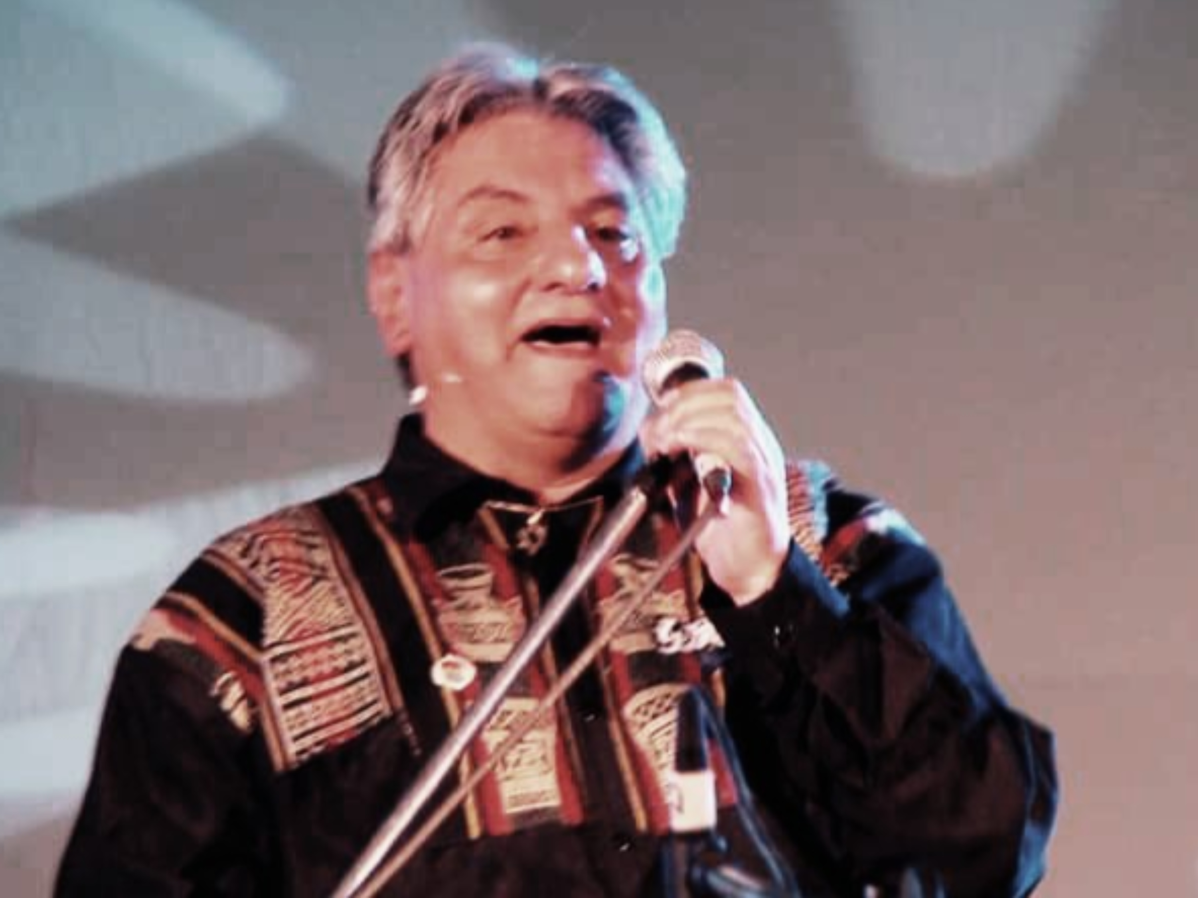 Este miércoles 30 de julio, la ciudad de El Alto rendirá homenaje a una de las leyendas vivas de la música nacional, Dante Uzquiano. El evento se realizará en el Teatro Raúl Salmón de la Barra a partir de las 16:00 horas. La actividad contará con la participación especial de la Escuela Municipal de Artes del Gobierno Autónomo Municipal de El Alto y de diversos centros culturales, que se unirán para ofrecer una tarde llena de arte, emoción y gratitud hacia el maestro. El costo de la entrada es de 10 bolivianos. Lugar: Teatro Raúl Salmón de la Barra Hora: 16:00 Entrada: 10 Bs