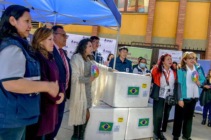 Ministerio de Salud entrega vacunas a La Paz