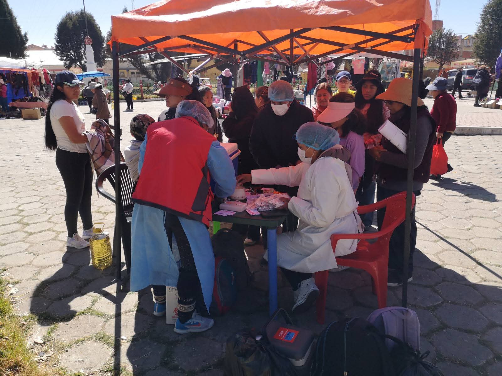 Vacunación en ferias de El Alto: brigadas recorren los 14 distritos