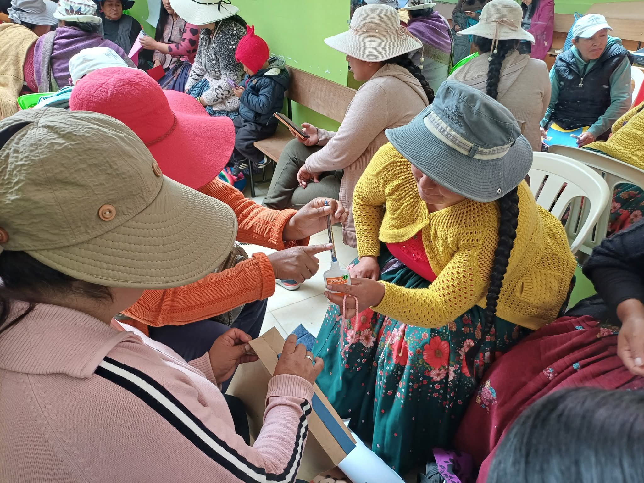 Capacitación gratuita para mujeres en El Alto: textiles, oficina y más