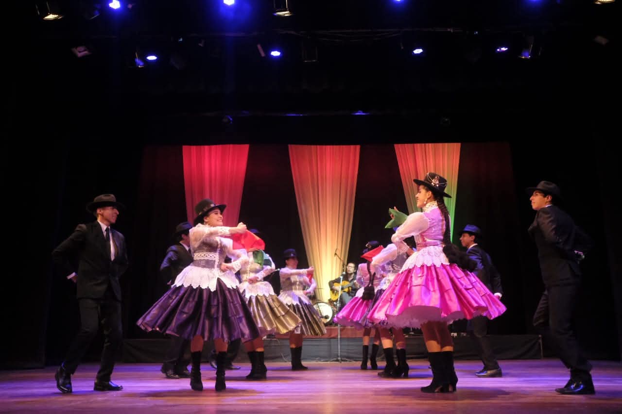 Noche de gala folklórica en La Paz: música, danza y homenaje al Bicentenario