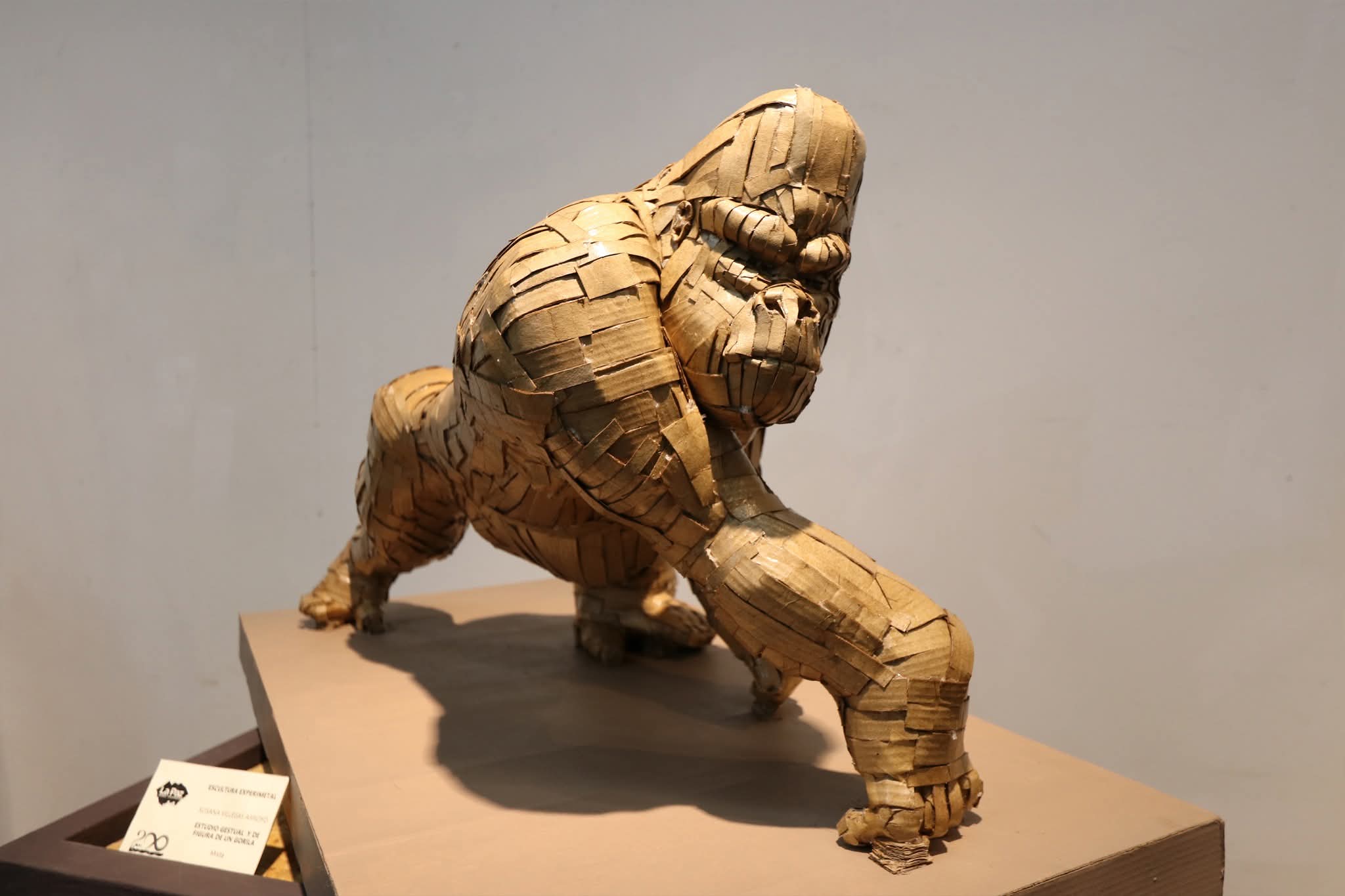 Arte con alma de papel: 34 escultores reinventan el cartón en La Paz