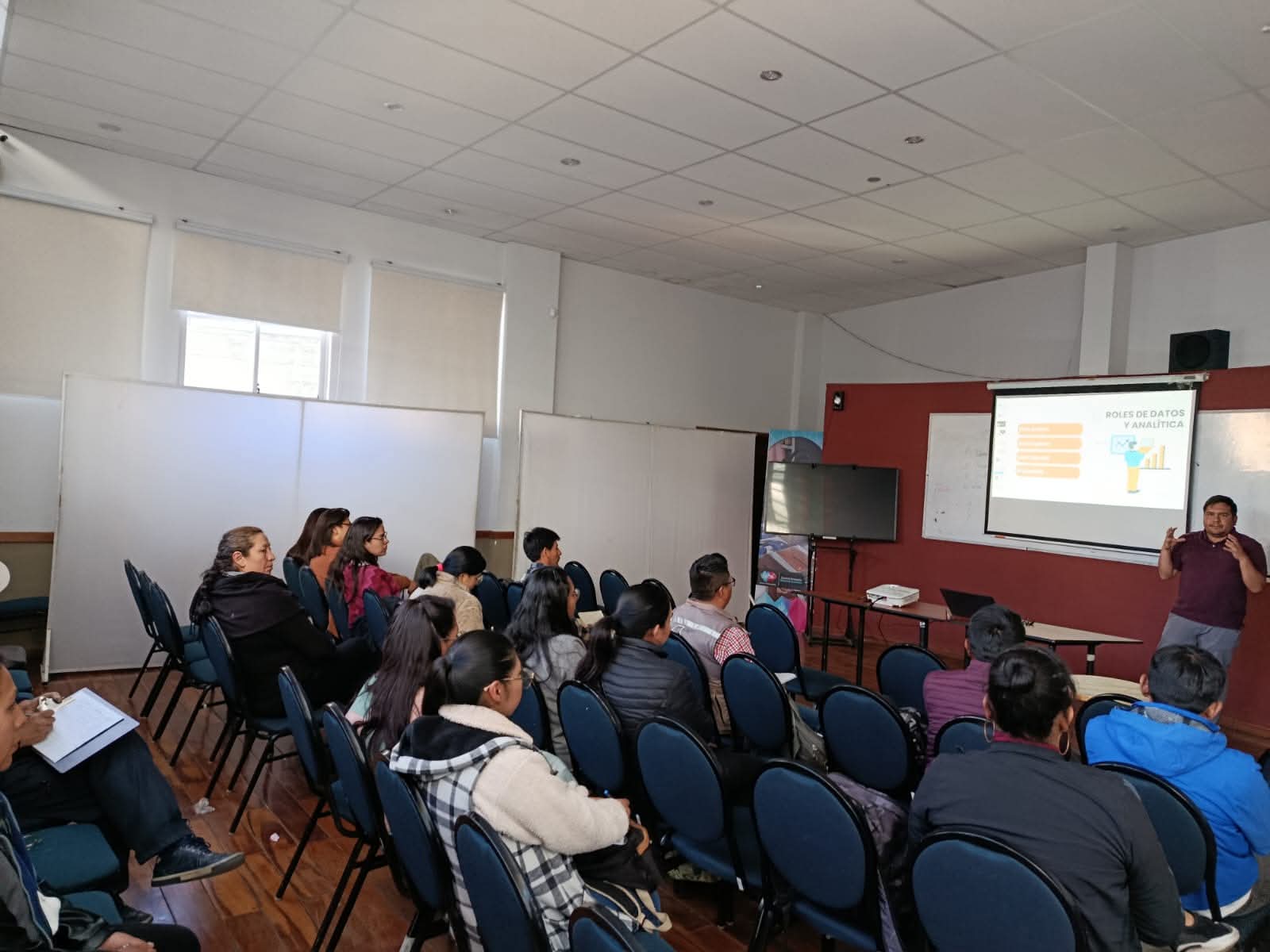 Jóvenes paceños se conectan con empleos reales