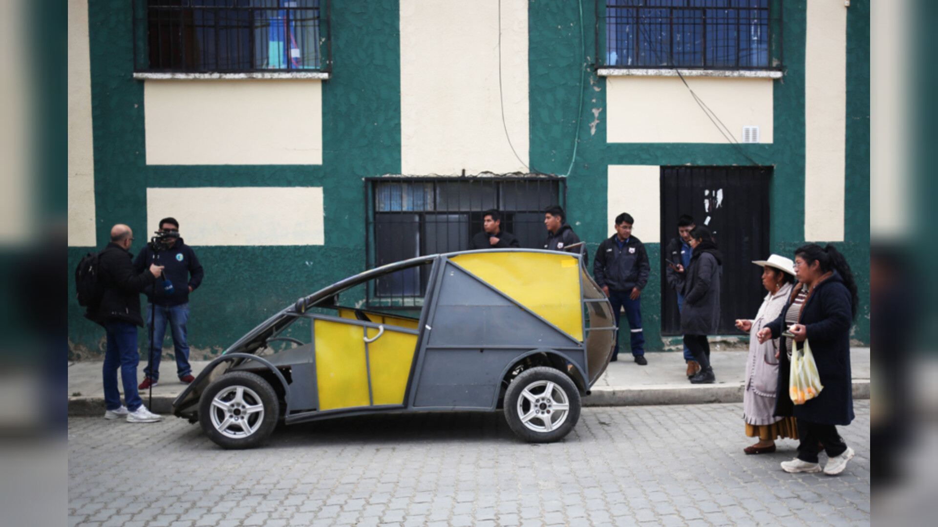 Auto construido por alteños