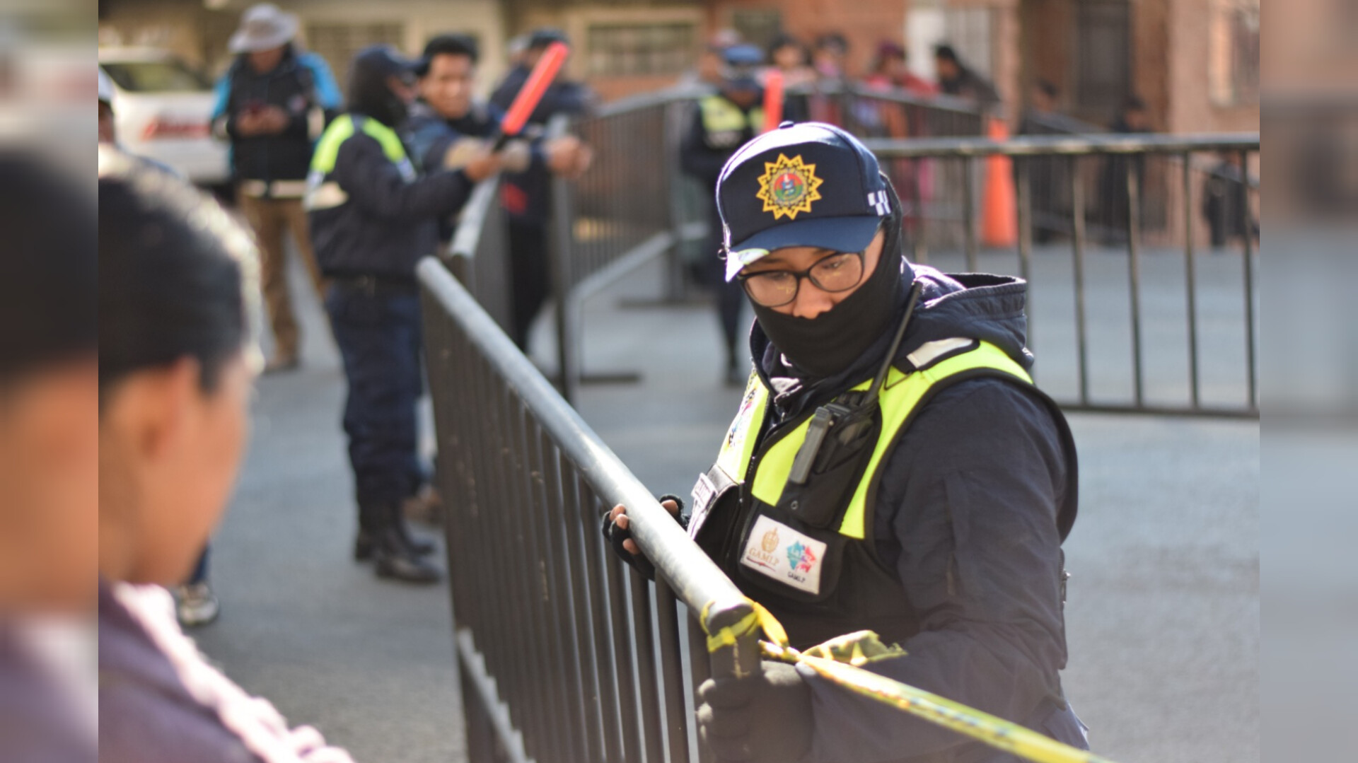 La Alcaldía de La Paz anunció un operativo especial de seguridad y control vial para la verbena paceña que se celebrará este martes en el Parque Urbano Central (PUC). Más de 220 guardias municipales, junto a efectivos policiales, serán parte del resguardo del evento. Además del control interno, se realizarán cortes de vías cercanas, como la calle Argandoña y la avenida del Ejército, para facilitar el ingreso de ambulancias, artistas y autoridades. “Estaremos presentes desde el martes para garantizar la seguridad y la circulación de emergencia en la zona del PUC”, informó Carlos Butrón, responsable de Planificación de la Guardia Municipal.