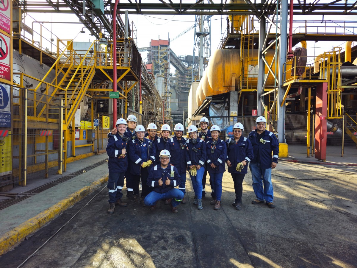 Jóvenes bolivianos se alistan para operar la planta clave del Mutún