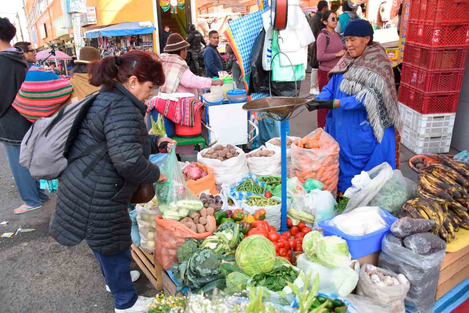 Vecinos se organizan para frenar precios abusivos en los mercados