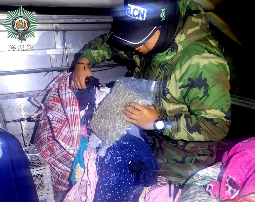 Hallan droga escondida entre ropa en un bus interdepartamental en Cochabamba