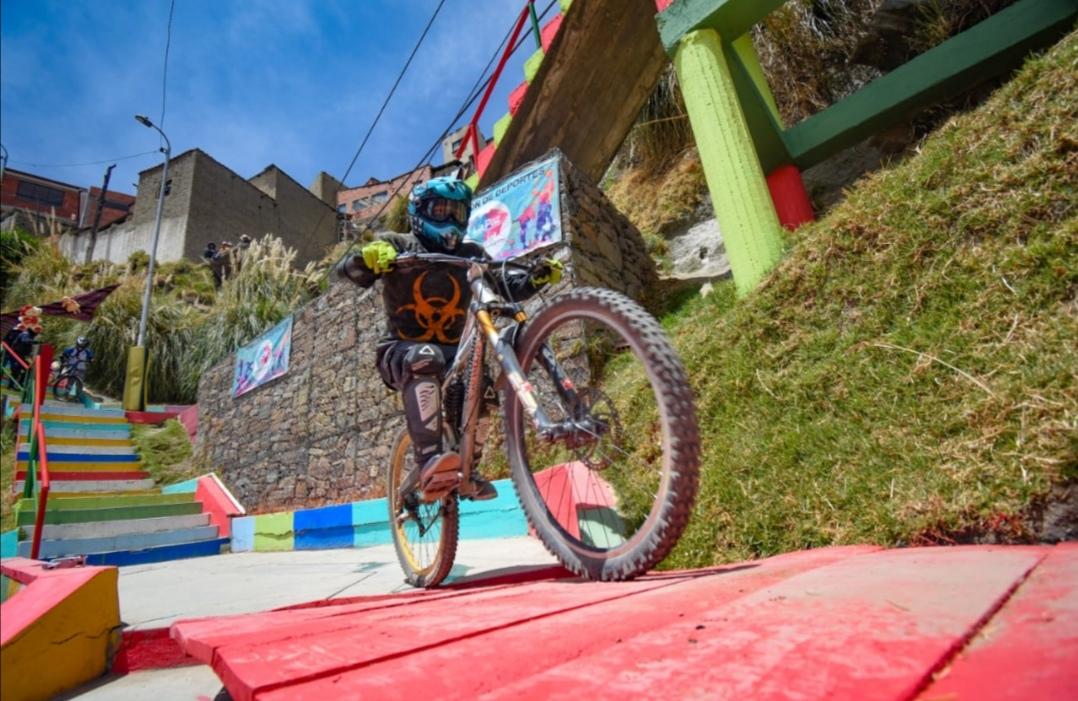 Ciclistas prueban nueva ruta del La Paz Downhill